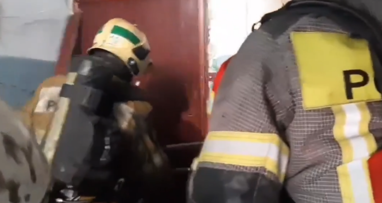 Фото: Семь человек спасли огнеборцы на пожаре в Череповце