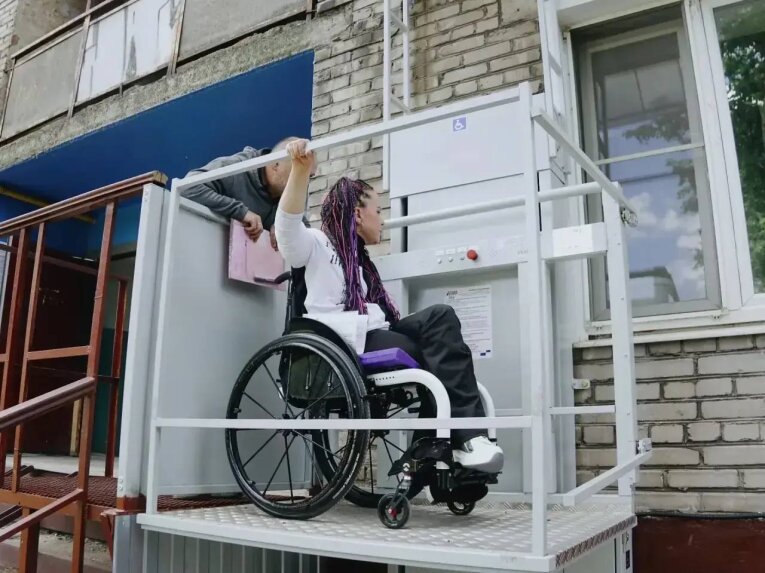 Фото: В Череповце для жены участника СВО установили электроподъёмник у входа в подъезд