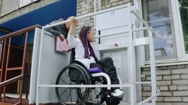 Фото: В Череповце для жены участника СВО установили электроподъёмник у входа в подъезд