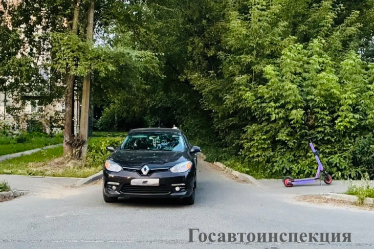 Фото: В Череповце две девочки на электросамокате врезались в автомобиль