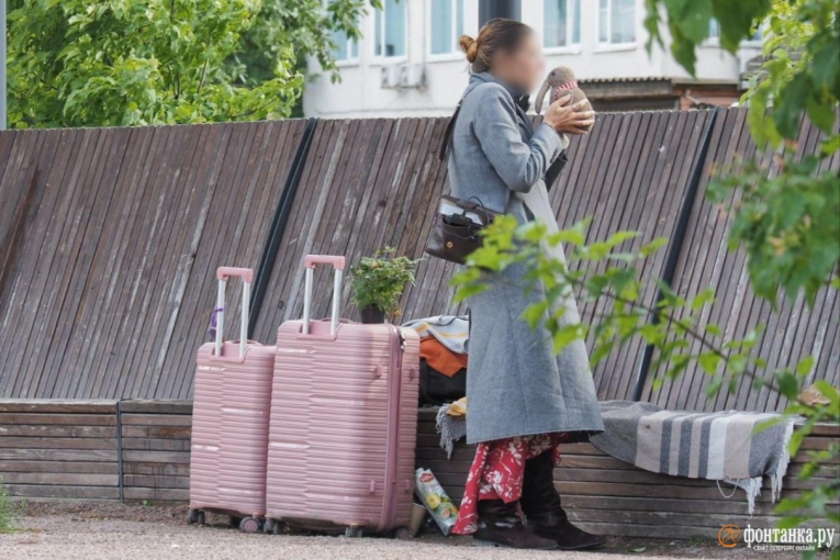Фото: В парке Петербурга живёт череповчанка: соцслужбы пытаются помочь, но женщина не принимает поддержку