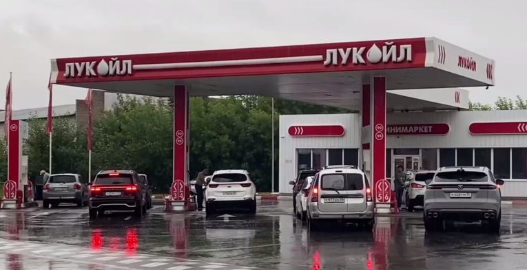 Фото: В Череповце волонтёры помогают разгружать очереди на АЗС