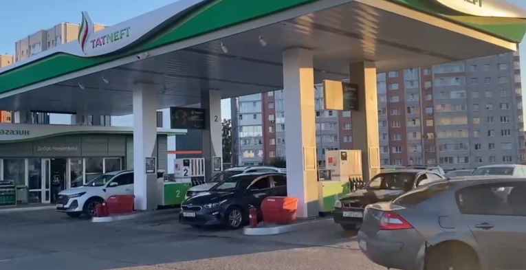 Фото: Бензовозы идут в Череповец: волонтёры помогли разгрузить очереди на АЗС