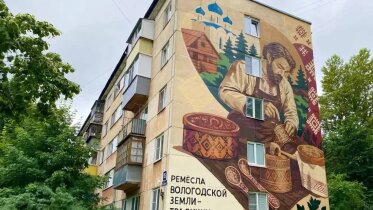 Фото: В Череповце на фасаде пятиэтажки появился мурал с мастером резьбы по дереву