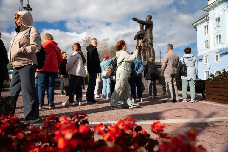 Фото: Более 200 экскурсий провели у памятника Сталину и Бардину в Череповце
