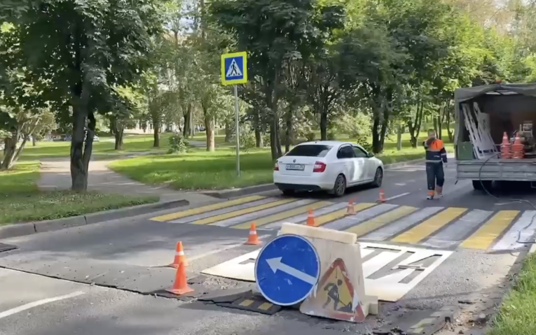 Фото: «Спецавтотранс» Череповца обновляет разметку у школ