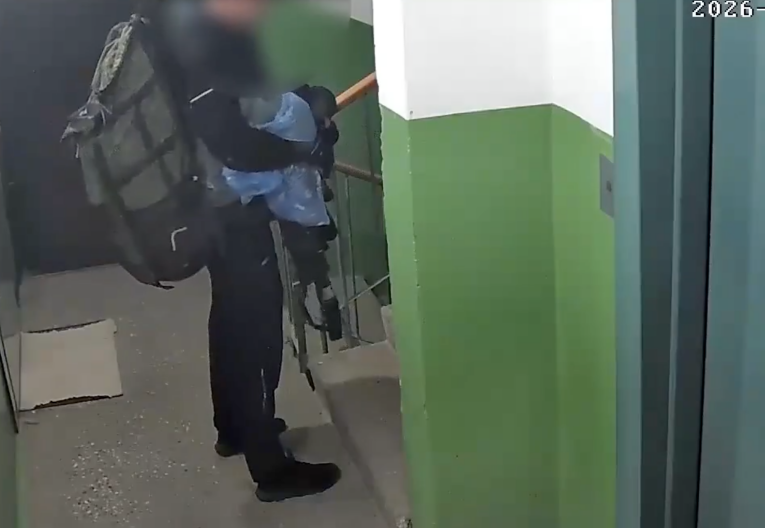 Фото: В Череповце гость украл у хозяина квартиры лодку, удочки и телефоны  