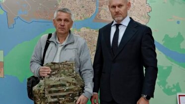 Фото: Глава Череповца передал бойцу СВО бронежилет по просьбе супруги военнослужащего