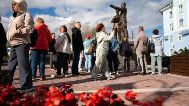 Фото: Более 200 экскурсий провели у памятника Сталину и Бардину в Череповце