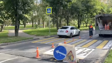 Фото: «Спецавтотранс» Череповца обновляет разметку у школ