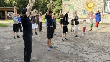 Фото: Хоккеисты «Северстали» и транспортные полицейские провели «Зарядку со стражем порядка» для череповецких ребят 