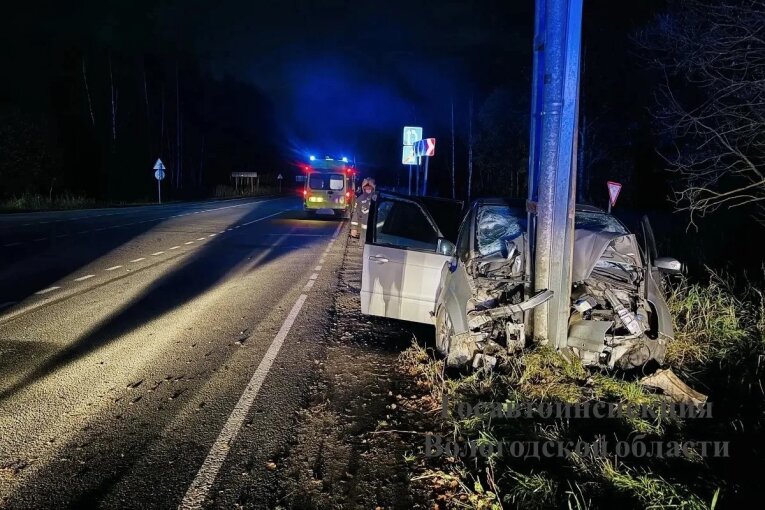 Фото: Вылетел на обочину и врезался в щит: под Череповцом в ДТП тяжело ранены водитель и его ребёнок 