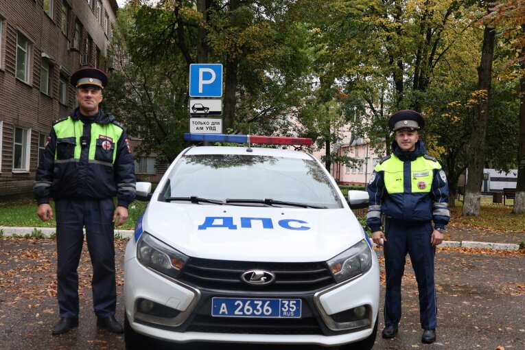 Фото: В Череповце инспекторы ДПС помогли семье попасть в квартиру, где заперся и уснул 10-летний мальчик 