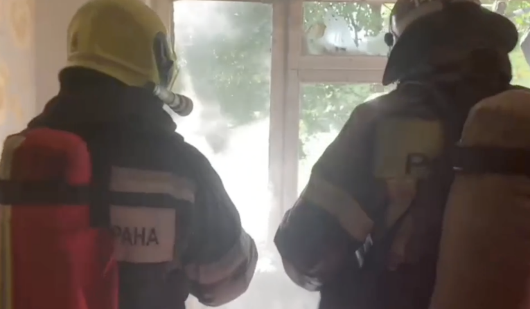 Фото:  В Череповце пожарные спасли четырёх человек из горящего дома