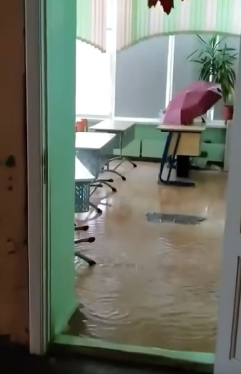 Фото: В Череповце школьник случайно затопил школу, забравшись на батарею ради вида из окна