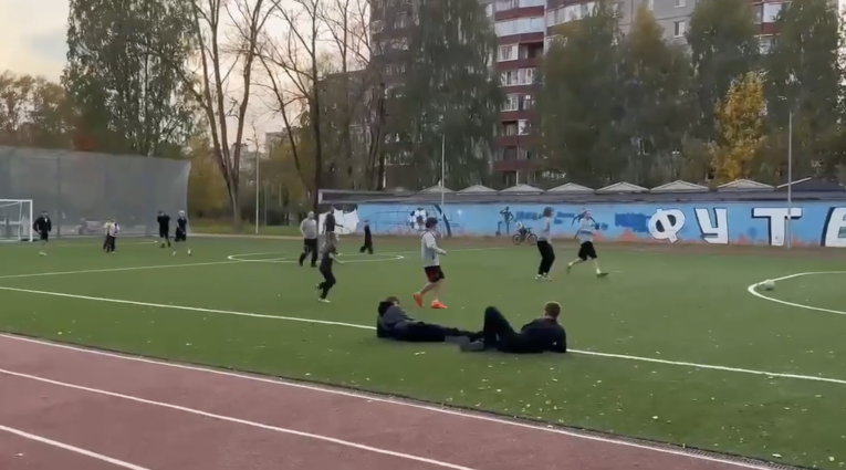 Фото: У школы №28 в Череповце открыли спортивный комплекс с первой в городе площадкой для панна-футбола 