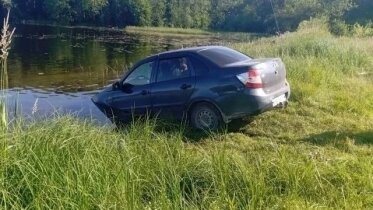 Фото: Пьяная череповчанка устроила ДТП и утопила машину в озере: дело ушло в суд 
