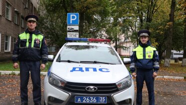 Фото: В Череповце инспекторы ДПС помогли семье попасть в квартиру, где заперся и уснул 10-летний мальчик 