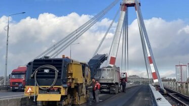 Фото: На Октябрьском мосту в Череповце шестую полосу готовят к асфальтированию